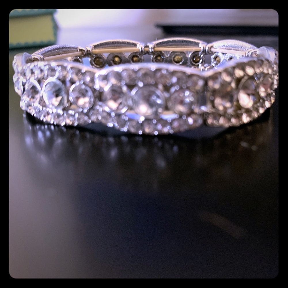 Clear stone stretch bracelet!